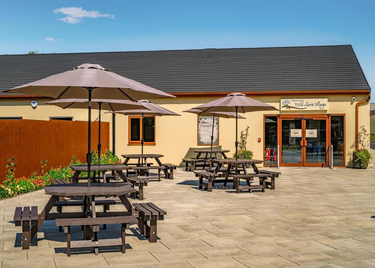 Wild Acre Village At Sundown Adventureland Retford Exterior foto